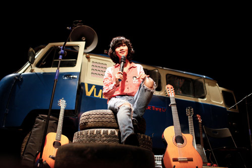 Ai đang thao túng thị trường nhạc Việt?