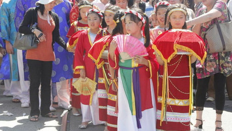 Trẻ Việt ăn Tết ở Úc