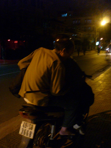 Ăn xin đi xe máy, xài di động