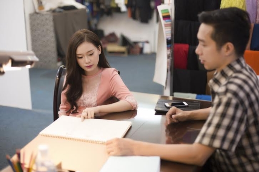 NTK Trang Cherry cùng thầy mang thời trang Việt sang Châu Âu