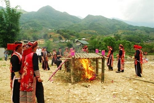 Du khách say hội cấp sắc người Dao Đỏ