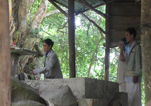 Đua nhau bán thánh buôn thần
