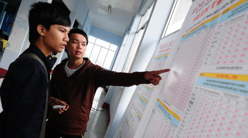 Hàng ngàn người đến ga Sài Gòn mua vé tàu tết