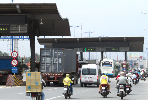 Dân khổ vì trạm thu phí bao vây tứ phía