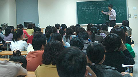 Dạy tại chức làm xói mòn nhân cách giảng viên?