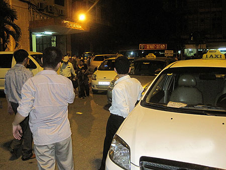 Taxi “dù” đại náo