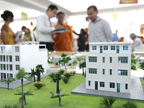 Bán phá giá hay vẫn đầu cơ: ứng xử với ẩn số bất động sản