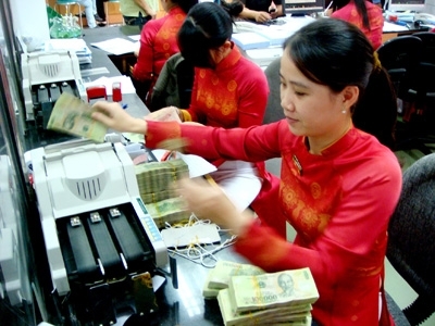 Ngân hàng vượt trần lãi suất: Xử nghiêm thì cách chức hết