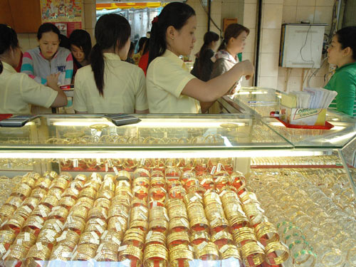 Giá vàng phụ thuộc USD
