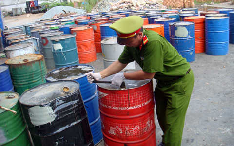 Nhập khẩu container chứa chất thải nguy hại