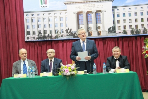Hiệu trưởng học viện mỏ-luyện kim AGH, Krakow, Ba Lan trao học bạ vàng cho các cựu sinh viên Việt Nam