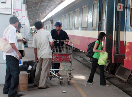 Bán 3.000 vé tàu Tết qua tin nhắn mỗi ngày
