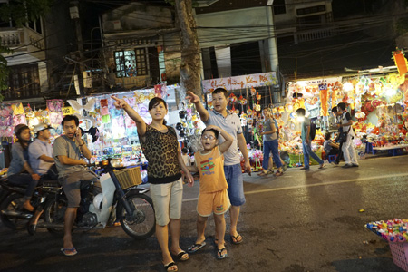 Chợ Trung thu rực rỡ đồ chơi mang chủ đề yêu nước