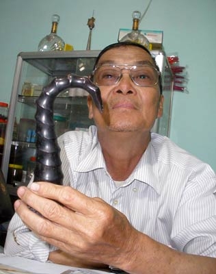 Chuyện ly kỳ về chiếc sừng hút nọc rắn