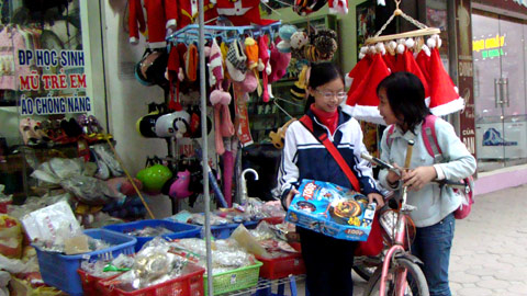 Quà Noel 'nội' bán chạy như tôm tươi