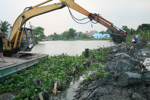 TP.HCM: Người dân khổ sở vì bể bờ bao liên tục
