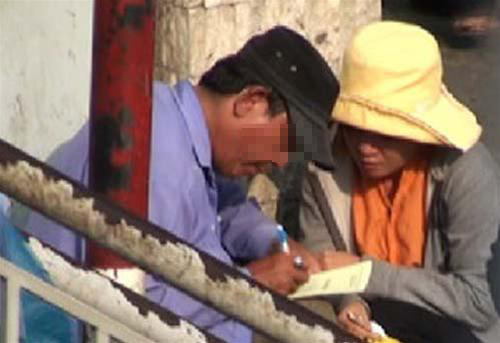 “Cò” bệnh viện bắt tay bác sĩ