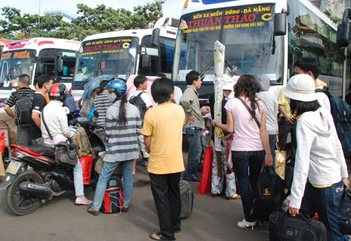 Giá xăng dầu tăng liên tục, doanh nghiệp vận tải lao đao