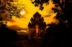 Tháp Nhạn “người” độc hành phong sương