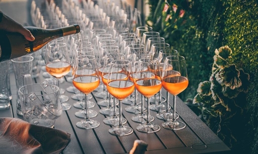 Rượu vang màu vàng đanh thành loại rượu ưa thích của người sành điệu