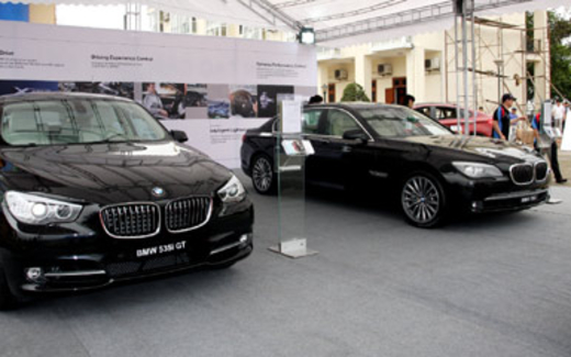 Tranh mua ôtô 5 tỷ, tây choáng dân Việt chơi sang