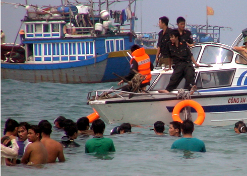 Ném đá cảnh sát vì nghĩ 'kho cổ vật' giá 120 tỷ đồng