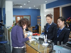 Các ngân hàng nhỏ 'gồng mình' níu giữ tiền chạy khỏi két