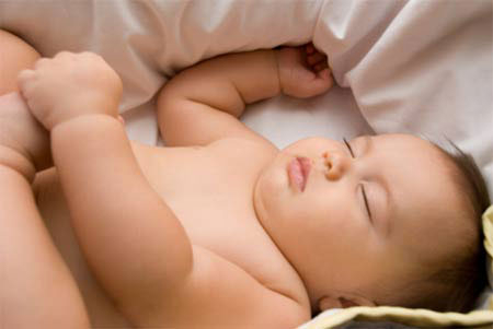 Tư thế ngủ ảnh hưởng thế nào tới sức khỏe của con?