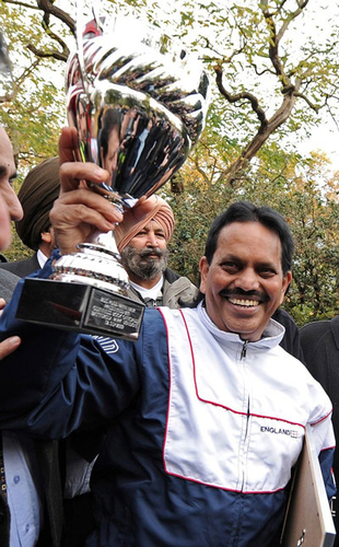 Kỷ lục kéo xe buýt 2 tầng, nặng 7 tấn bằng đuôi tóc