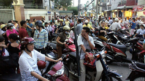 Chen nhau ở chốn cổng trường