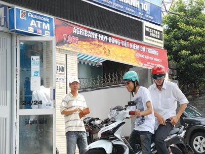 Lộn xộn lãi suất huy động vốn: Bài học từ những cái mất