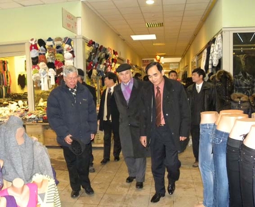 Đại sứ Roman Iwaszkiewicz thăm trung tâm thương mại của người Việt Nam tại Ba Lan