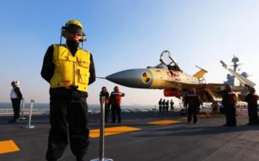 Lãnh đạo Philippines bất đồng quan điểm về vụ tàu sân bay Trung Quốc xuống Biển Đông