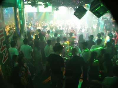 Giới trẻ lên bar "đốt" tiền…trong tiếng nhạc ảo