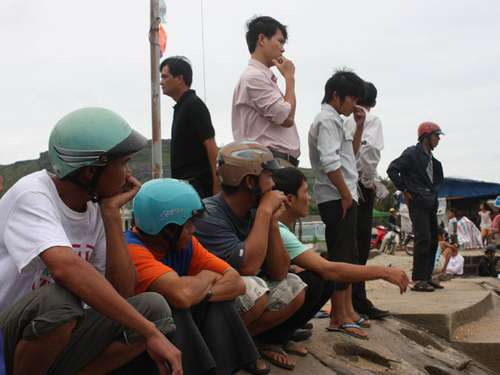 Đề nghị dùng trực thăng đưa 9 ngư dân về quê