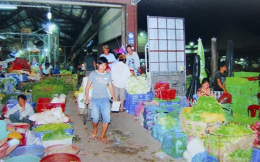Doanh nghiệp BĐS đi quản chợ, buôn nông sản