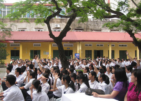 PN&HĐ: Sự "phó mặc" của Đảng viên và "quản không được thì cấm"?