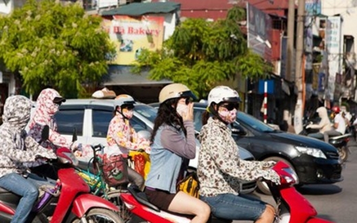 “Ngực lép không được lái xe”: Bộ GTVT nói “gà”, Bộ Y tế nói “vịt”!