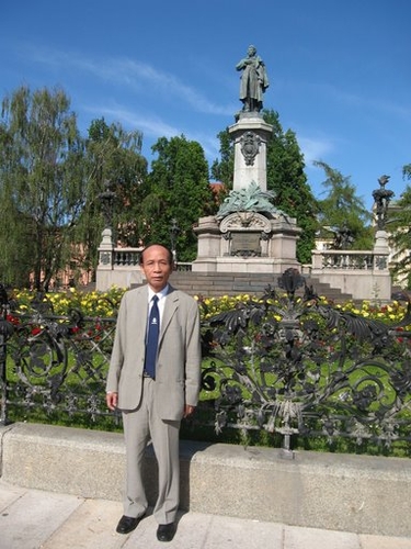 Phim hài “Tượng ông bành tổ” (Ông tổ hiển linh) đạo ý tưởng từ truyện ngắn “Tượng thi hào”.