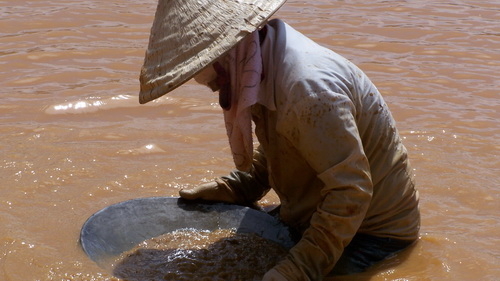 Khoét bờ sông PôKô tìm vàng