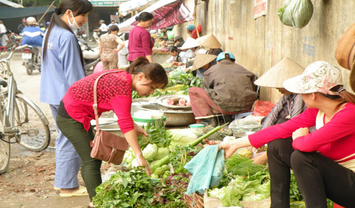 Rau xanh tăng giá 'sốc', hàng TQ dội chợ