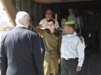 Israel thả hơn 400 tù nhân Palestine đổi lấy người lính trẻ Gilad Shalit