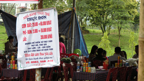 Ra tay "chặt chém" du khách ở Đền Hùng
