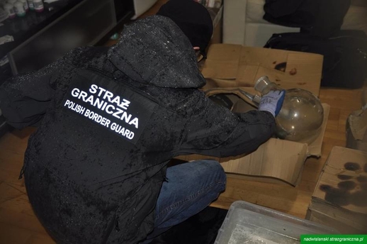 Ba Lan: Cảnh sát đã loại một nhà máy lớn sản xuất ma túy đá (metaamfetamin) sau một quá trình điều tra lâu dài và ba người Việt đã bị buộc tội.