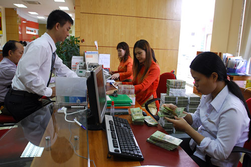 Khó hạ lãi suất