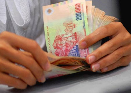 Tăng lương tối thiểu: Người lao động mừng, doanh nghiệp lo