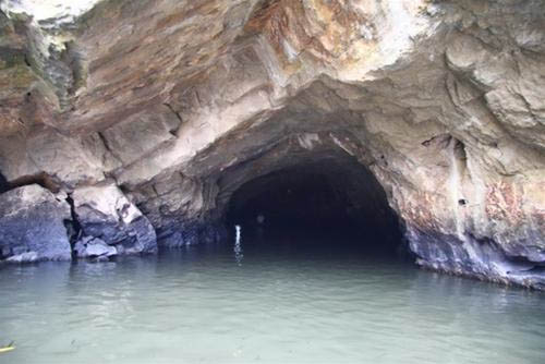 Đục đẽo... hang động Tràng An