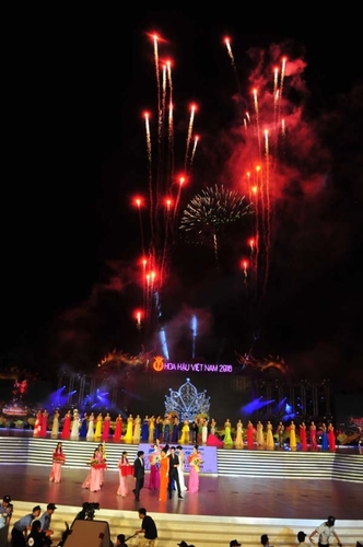 Đặng Thị Ngọc Hân đăng quang Hoa Hậu Việt Nam 2010