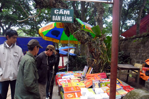 Ngổn ngang lễ hội...