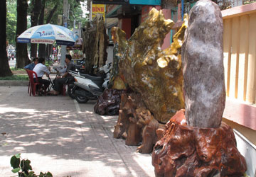 “Muốn lượm cục đá cũng phải trình, xin!?”: Cơ quan nào cấp phép cho xuể!